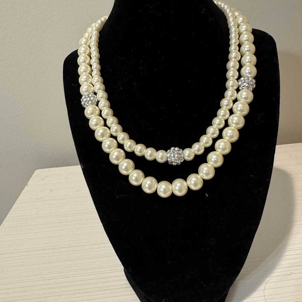 Elegant Pearl Necklace with Silver Accents